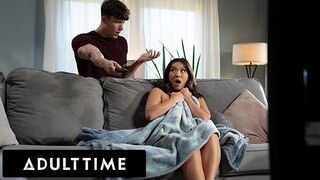 Adult Time gyönyörű kalandja - Kimmy Kimm maszturbáláson kapva, de nem tud ellenállni a nagy farknak
