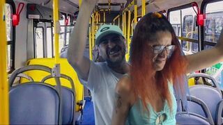 Idegen egyetemista picsát dugnak meg a buszon!