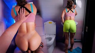 Kurva tökéletes seggel gyengéden megbasszák a wc-ben!
