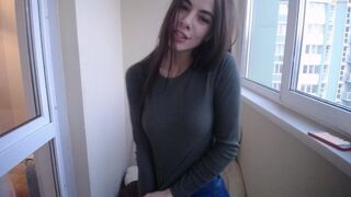 Csinos bige tanya mutatja a cicijét