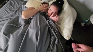 Kettő pici csöcsű néger hajú lányra pisil az ágyban majd pisi áztatta bugyijukban csókolóznak