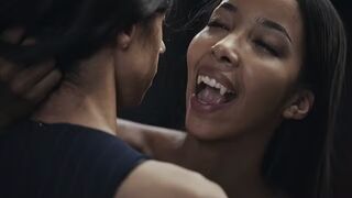 Ebony Vampire Mistress Lia Lin elcsábít egy brazil hatalmas tőgyes tini muffot a Vampired kemény domina játékában