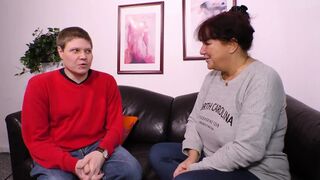Vörös hajú milf méretes mellekkel cumizza a farkat és hagyja hogy rendesen megdugják