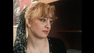 Világos Szőke nagymellű csajok szőrös hölgyeményt szopnak nagy farokkal retro jelenetben